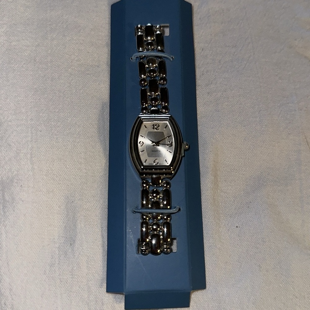 New Quartz Silvertone Ladies Watch -Great Gift!!!!